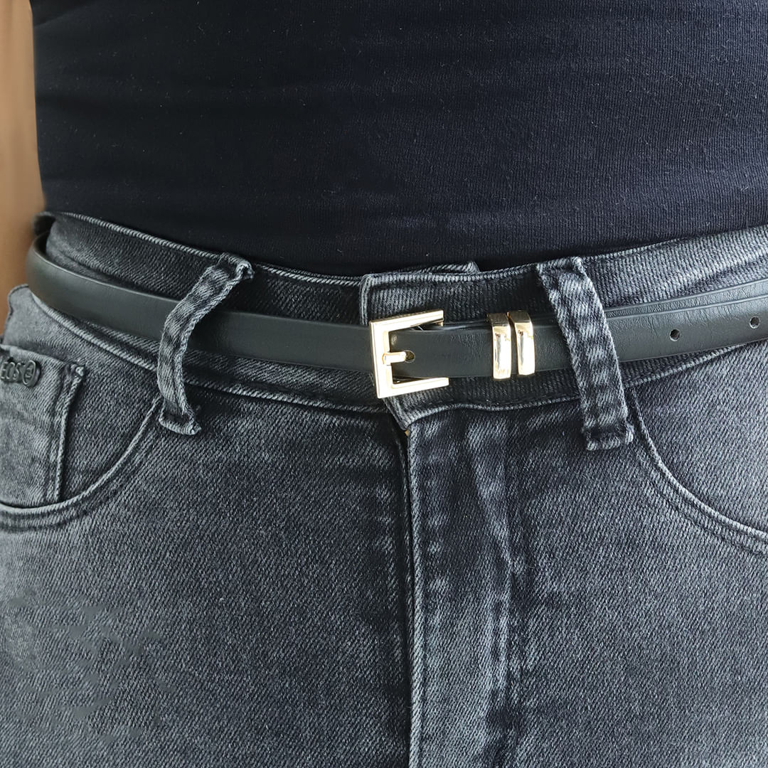 Cinto feminino preto WJ modelo 20986 usado com calça jeans preta e camiseta preta